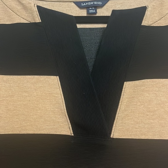 Classy top with v collar. - Picture 3 of 3